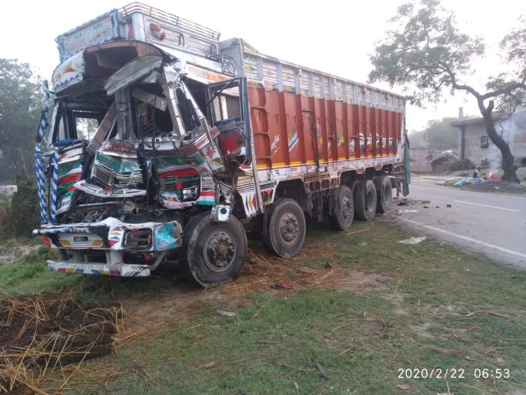 ट्रक और कंटेनर की भीषण टक्कर में चालक गम्भीर रूप से घायल