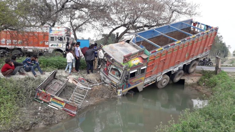 ट्रेलर और ट्रक की जोरदार टक्कर से ट्रक चालक गम्भीर रूप से घायल