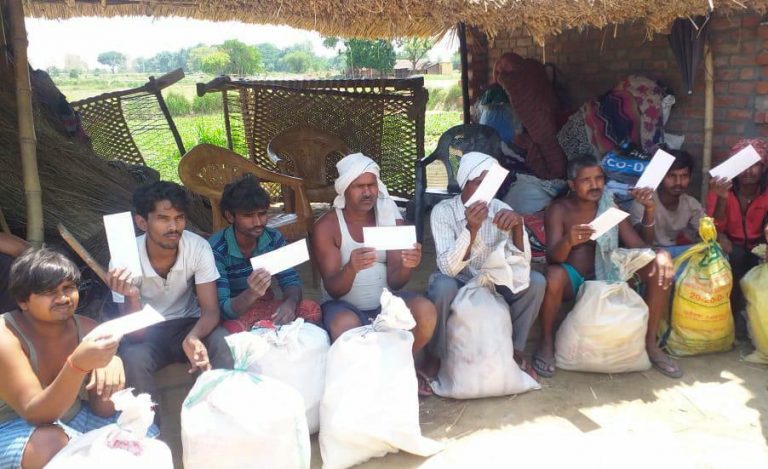 पट्टी के महाराणा ग्रामसभा की निषाद बस्ती हुई जलकर राख, मदद के लिए आगे आए गायत्री गंगा परिवार