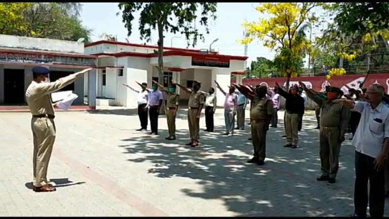 आतंकवाद विरोध दिवस पर पुलिस कर्मियों ने ली शपथ