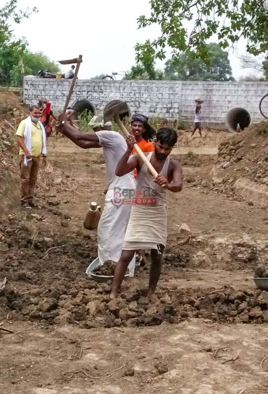 मनरेगा से तालाब खुदाई व जल संचयन से जुडे़ कामों पर दिया जा रहा है जोर