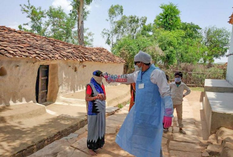 कोरोना पॉजिटिव मिलने के बाद पूरे गांव को कराया गया सैनेटाइज