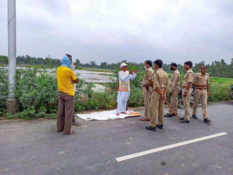 बिजली विभाग के खिलाफ सड़क पर ही शुरू हुआ अनिश्चितकालीन धरना