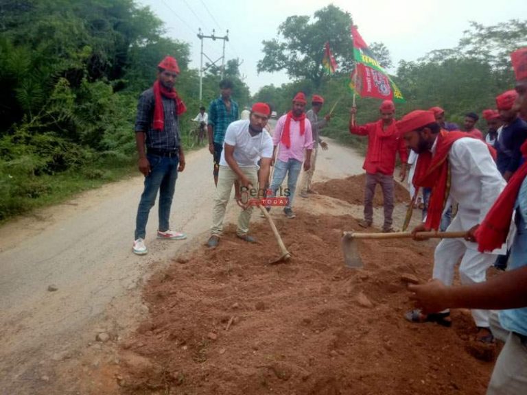 मेहताब खान के प्रतिनिधि ने कराई गड्ढे की भराई