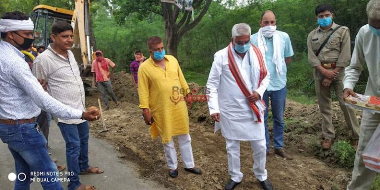 विधायक ने नारियल तोड़ के सड़क चौड़ीकरण की शुरुआत कराई