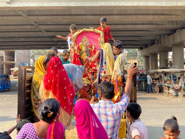 दुर्गा मां को दी विदाई, भक्तों ने की जय-जयकार