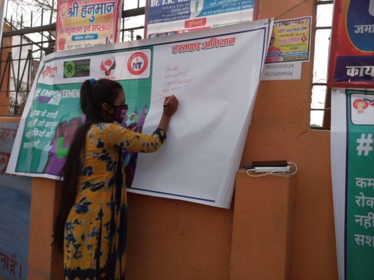 निर्भया के गाँव में महिला हिंसा पखवाड़ा के दूसरे दिन भी जारी रहा हस्ताक्षर अभियान