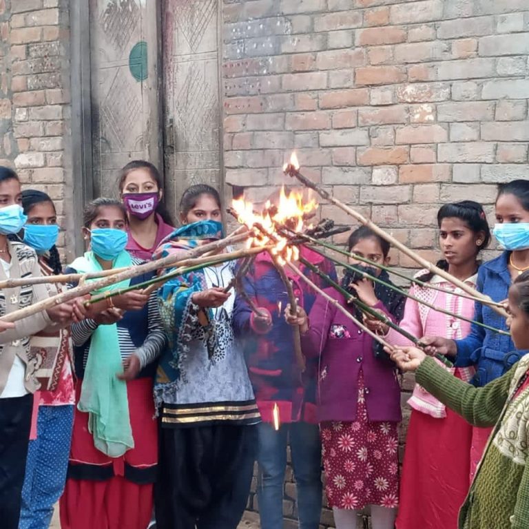 बलिया निर्भया के गाँव की बेटियों ने निर्भया चेतना दिवस पर मशाल जला लिया संकल्प
