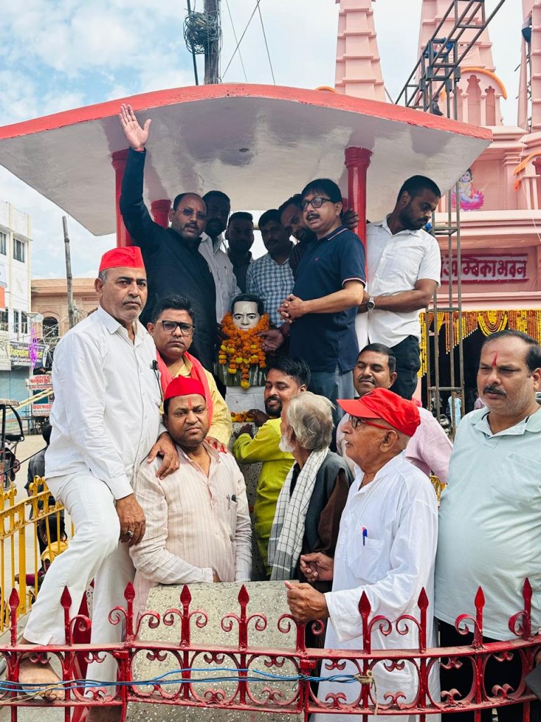 समाजवादी पार्टी महानगर कमेटी ने चौक स्थित डॉ राम मनोहर लोहिया की मूर्ति पर मल्यार्पण कर  उनकी पुण्यतिथि मनाई