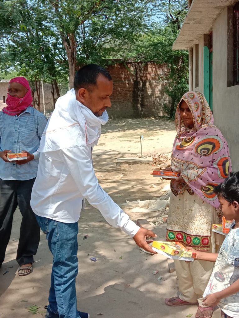 ग्राम प्रधान प्रतिनिधि कठघर ने ज़रूरतमंदों तक पहुंचाए लंच पैकेट