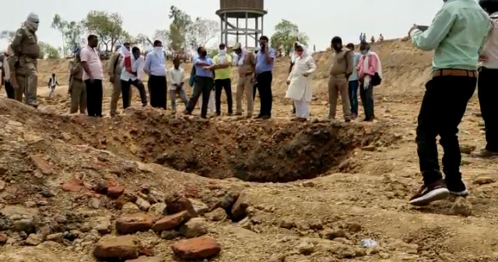 बाँदा में तालाब की खुदाई करते समय मचा हड़कंप, मौके पर पहुंचे अधिकारी