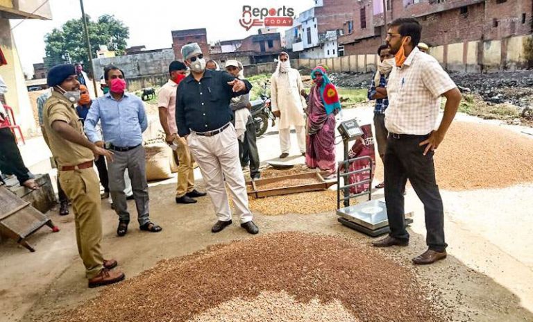 किसानों ने मंडी प्रभारी की खोली पोल तो डीएम हुए नाराज