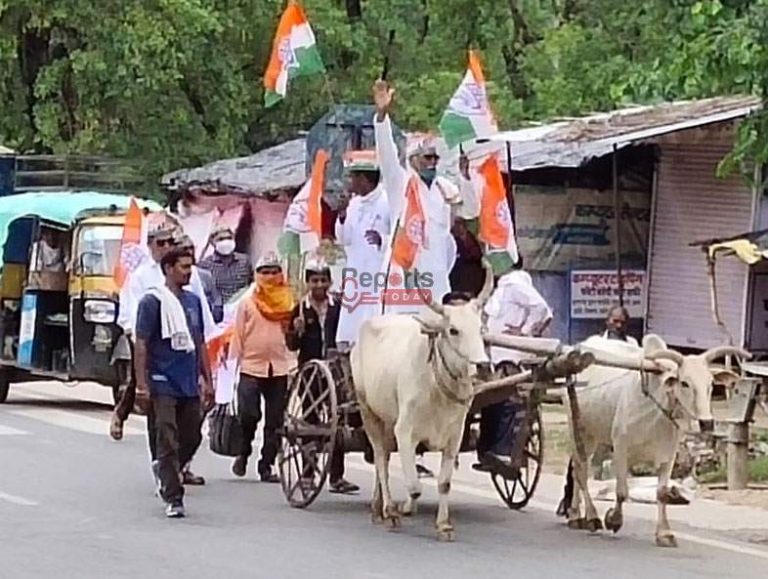 बैलगाड़ी से तहसील पहुंचे कांग्रेसियों ने मोदी-योगी को कोसा