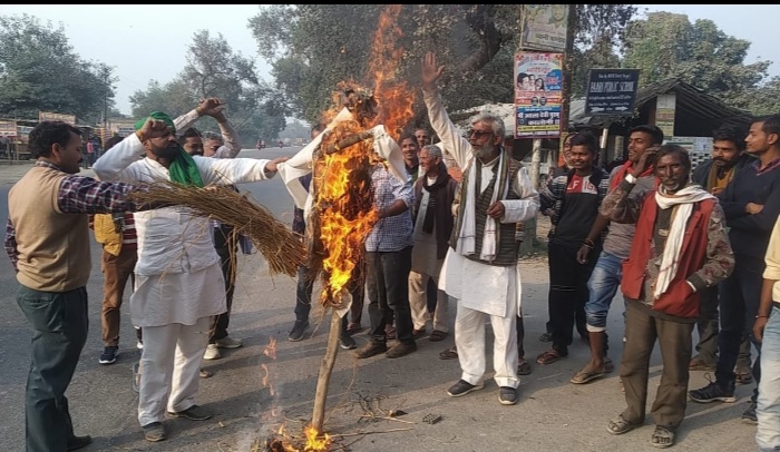 कांग्रेसियों ने फूंका पीएम मोदी का पुतला