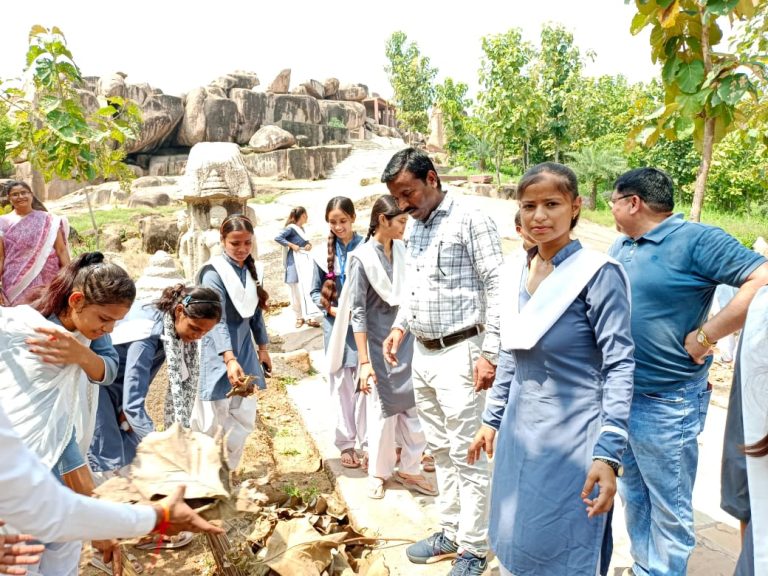 जैन स्थापत्य मंदिर में एनएसएस छात्रों द्वारा चलाया गया स्वच्छता अभियान